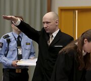 Norvegijoje į teismo posėdį atvykęs ekstremistas Breivikas pademonstravo nacių pasisveikinimą