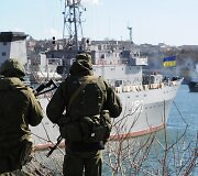 Rusijos kariai netoli Ukrainos karinio laivo &bdquo;Slavutyčius&ldquo;, Sevastopolyje.
