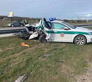 Greitkelyje į stovintį policijos automobilį rėžėsi pravažiuojanti ma&scaron;ina