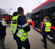 20-tyje pagrindinių Vilniaus stotelių keleivių rankas dezinfekuoja mi&scaron;rios pajėgos