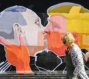 Grafitis su Donaldo Trumpo ir Vladimiro Putino bučiniu