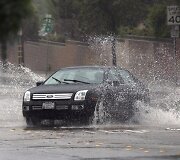 Kalifornijoje automobilis važiuoja apsemta gatve