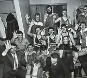 1986 m. po pergalės. Virginijus Jankauskas, Mindaugas Lekarauskas, Arūnas Visockas, Rimas Kurtinaitis, Valdemaras Chomičius, Arvydas Sabonis, Gintaras Krapikas, Raimundas Čivilis, Algirdas Brazys, Arvydas Venclovas, Henrikas Giedraitis, Juozas Petkevičius