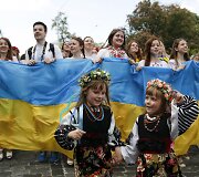 Ukrainiečiai tradiciniais rūbais demonstravo vienybę Kijevo gatvėse