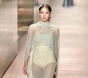 &bdquo;Fendi&ldquo; 2021 m. pavasario ir vasaros auk&scaron;tosios mados kolekcijos modelis: Lila Moss