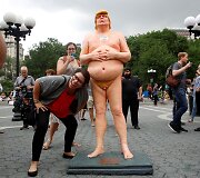 Nuogo Donaldo Trumpo skulptūra Niujorke