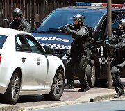 Australijos policininkai i&scaron;tempė vyrą i&scaron; jo automobilio.