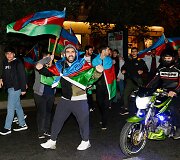Triumfuojantys azerbaidžaniečiai Baku gatvėse