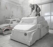 Menininkas Italijoje kuria &bdquo;Fiat 500&ldquo; skulptūrą i&scaron; marmuro