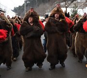 Naujų metų pradžios me&scaron;kų &scaron;okis Rumunijoje