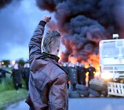 Prancūzijos policija susirėmė su degalų saugyklą blokuojančiais protestuotojais
