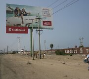Ry&scaron;kus kontrastas tarp reklamų ir nykaus Peru peizažo