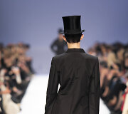 Juozo Statkevičiaus 2020 m. pavasario ir vasaros &bdquo;haute couture&ldquo; kolekcijos modelis