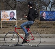 Toronto merą Robą Fordą pa&scaron;iepiantys plakatai