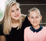Rūta Meilutytė kviečia padėti vaik&scaron;čioti negalinčiai Vakarei