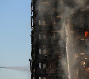 Gaisras payčiais apėmė 27 auk&scaron;tų daugiabutį vakarų Londone
