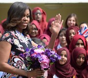 Michelle Obama susitiko su Londono mokinėmis
