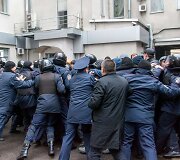 Ukrainos policija grumiasi su separatistais Charkovo mieste
