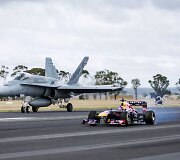 &bdquo;Red Bull&ldquo; formulės ir Australijos oro pajėgų &bdquo;F/A-18 Hornet&ldquo; naikintuvo lenktynės 