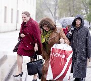 Į Juozo Statkevičiaus siūtų tautinių kostiumų pristatymą ambasadoriams &bdquo;valstiečiai&ldquo; žurnalistų neįsileido