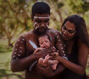 Australijos aborigenų vaikų ir besilaukiančiųjų fotosesija