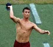 Cristiano Ronaldo po ap&scaron;ilimo savo mar&scaron;kinėlius padovanojo futbolo sirgaliams
