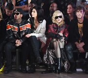 Tyga, Kylie Jenner, Madonna ir Stevenas Kleinas &bdquo;Philipp Plein&ldquo; kolekcijos pristatyme