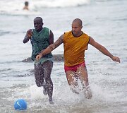 Brazilai futbolą žaidžia ten, kur tik yra vietos.