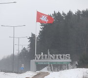 Nuo &scaron;iol prie įvažiavimų į Vilnių plevėsuos Vyčio vėliavos
