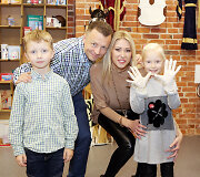 Gediminas Juodeika su sūnum Jonu ir Sandra Dauk&scaron;aitė-Petrulėnė su dukra Elze