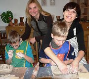 Nomeda Marčėnaitė kuria skulptūras su vaikais