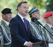 Karinis paradą Var&scaron;uvoje sveikina prezidentas A.Duda