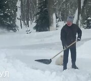 Aliaksandras Luka&scaron;enka su sūnumi atkasinėja savo rezidenciją