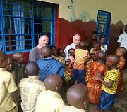 &bdquo;GRŪDOS&ldquo; keliautojas R. Vilkas su stovyklos vaikais ir H. &Scaron;ulcu, Ruanda