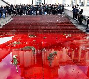 Paryžiuje per protestą liejosi netikras kraujas