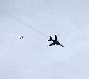 Sirijos pajėgų naikintuvas meta bombas ant Damasko