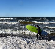 Plaukiojimas banglente Suomijos įlankoje žiemos metu