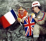 Eurotunelio statybos darbuotojai Philippe'as Cozette i&scaron; Prancūzijos ir Grahamas Faggas i&scaron; Didžiosios Britanijos