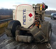 Benzinvežio avarija slidžiame greitkelyje Klaipėda&ndash;Kaunas