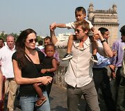 Angelina Jolie ir Bradas Pittas su įvaikiais Zahara ir Maddoxu (2006 m.)