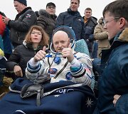 Beveik metus kosmose praleidę TKS nariai sėkmingai grįžo į Žemę