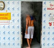Tailandiečiai su priklausomybėmis kovoja atokiame budistų vienuolyne