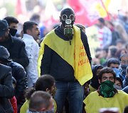 Turkijoje kurdus palaikantys demonstrantai susirėmė su policija