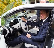 Vilniaus meras Artūras Zuokas vairuoja savo naująjį BMW I3