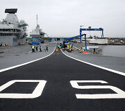 Lėktuvne&scaron;is &bdquo;HMS QUeen ELizabeth&ldquo; ruo&scaron;iamas i&scaron;bandymams jūroje