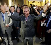 Nigelas Farage'as &scaron;venčia Brexit pergalę