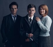 Harį Poterį, jo sūnų Albą ir žmoną Džinę spektaklyje vaidins Jamie Parkeris, Samas Clemmettas ir Poppy Miller