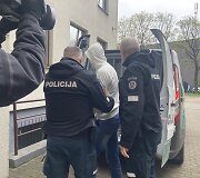 Ketvirtadienio rytą į Klaipėdos apylinkės teismą atvežtas vyras, įtariamas jaunos moters i&scaron;žaginimu.