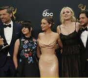 &bdquo;Sostų karų&ldquo; aktoriai Nikolajus Costeris-Waldau, Maisie Williams, Emilia Clarke, Sophie Turner ir Kitas Harringtonas