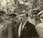 Lietuvos komunistų partijos centro komiteto pirmasis sekretorius Antanas Sniečkus (viduryje) su Sovietų armijos kari&scaron;kiais Antakalnio karių kapinėse Vilniuje, minint Raudonosios armijos įžengimo į Lietuvą 20-ąsias metines. 1964 m